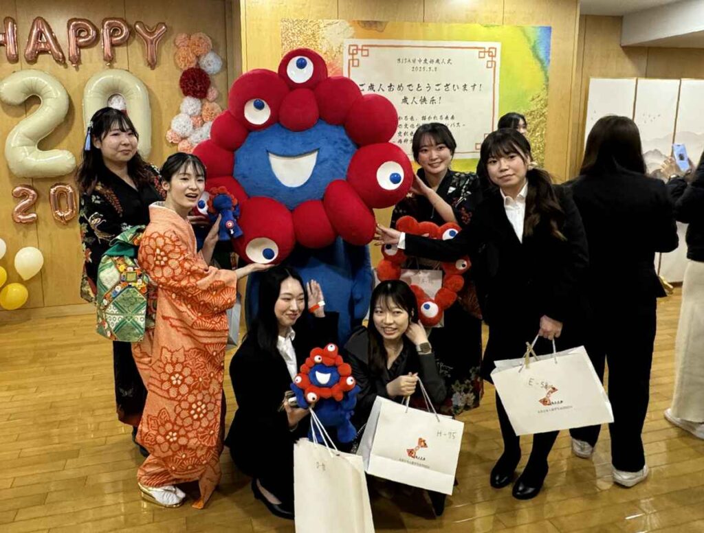 【産経新聞】 北京の日本大使館で両国学生集い「日中成人式」　ミャクミャクも登場して新成人の門出祝う
